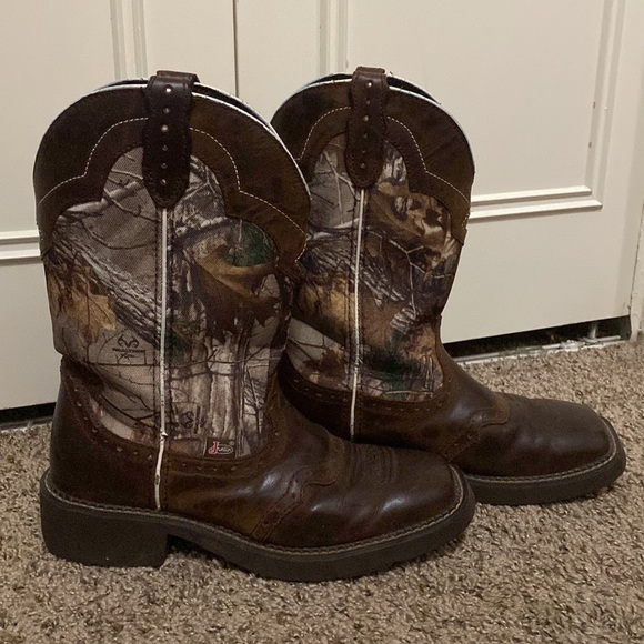 Justin Cowboy Boots - Picture 2 of 10
